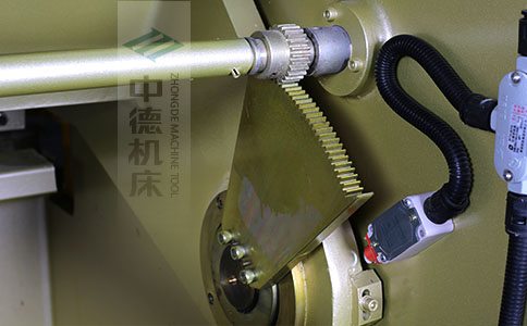 ZDS-450采用高精度刀片間隙調(diào)節(jié)齒輪，經(jīng)過淬火高硬度又耐磨，表面鍍鋅不生銹，長(zhǎng)年累月使用依然有很高的調(diào)節(jié)精度.jpg