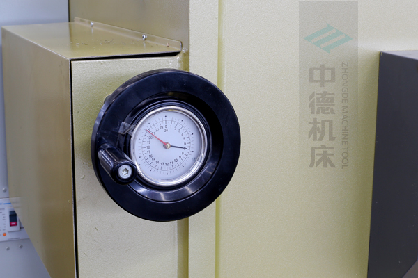 ZDG-832刀片間隙調(diào)節(jié)裝置，設(shè)置在機(jī)架前面，并有刻度顯示，調(diào)節(jié)方便.jpg