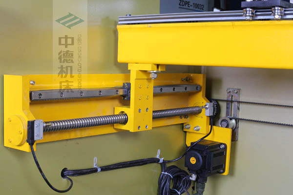ZDPK-10032X軸配有滾珠絲桿及直線導(dǎo)軌，大功率伺服電機(jī)，鋼絲同步帶，能顯著提升X軸定位精度及速度