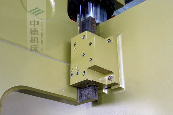 ZDP-20050加厚型滑塊導(dǎo)軌，強(qiáng)有力的保持滑塊間隙，有效減少工作時(shí)的抖動(dòng).jpg