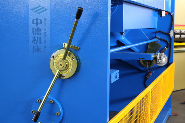 ZDS-1632剪板機(jī)刀片間隙手動調(diào)節(jié)器，刻度清淅，調(diào)節(jié)省力又簡便.jpg