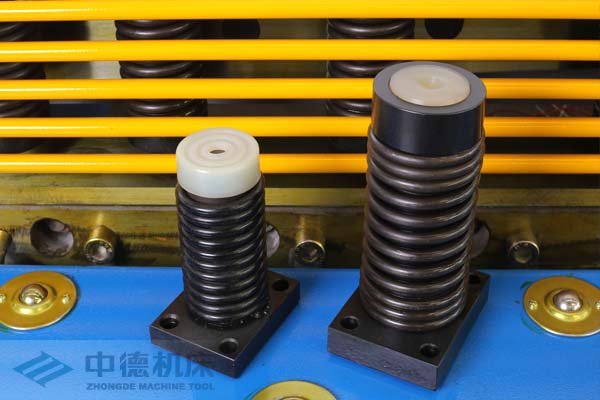 ZDS-1632采用高品質(zhì)壓料油缸，不滲油不會在板材表面留有油污.jpg