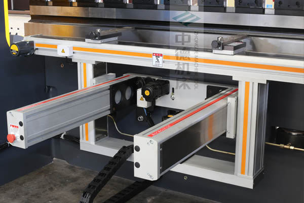 ZDPE8025-4+1軸全封套加強(qiáng)型鋁合金后檔料系統(tǒng)，內(nèi)有成套滾珠絲桿和直線導(dǎo)軌，精度高速度快噪音低.jpg