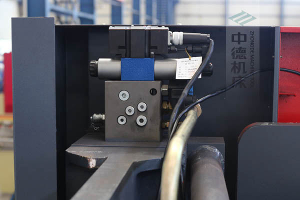 ZDPE8025采用進(jìn)口液壓系統(tǒng)，穩(wěn)定無(wú)故障，耐高溫高壓，持久工作精度高.jpg