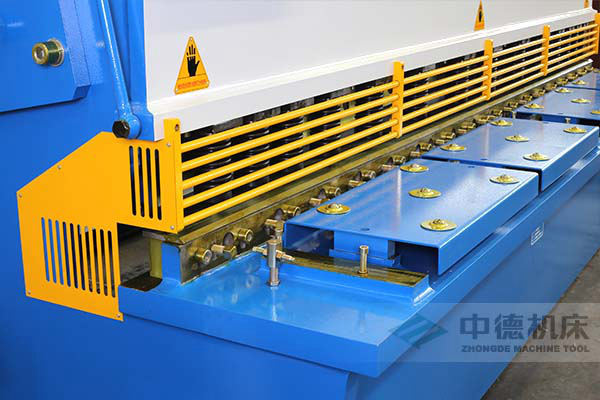 ZDS-632剪板機進料口，安全防護，進料無阻，又能直接觀看到燈光對線的剪切位置.jpg
