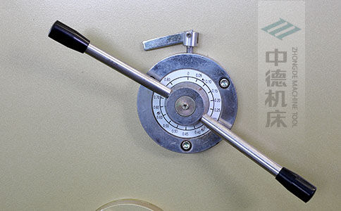 ZDS-640剪板機刀片間隙手動調(diào)節(jié)器，刻度清淅，調(diào)節(jié)省力又簡便.jpg