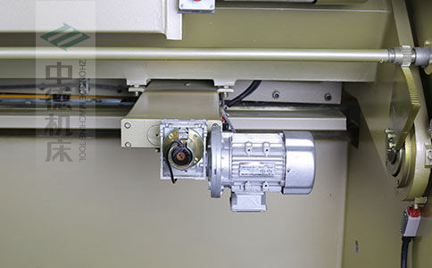 ZDS-640剪板機后檔料結(jié)構(gòu)，平行度高，并采用國內(nèi)一流品牌軸承，耐磨抗壓壽命長.jpg