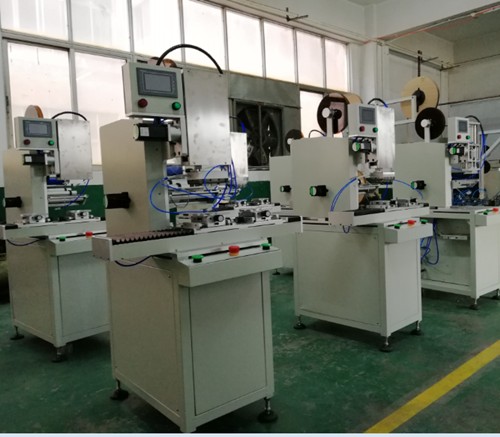 半自動貼標機的工作原理！